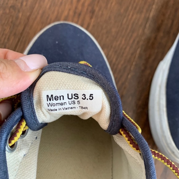 Vans gum bottom lace up classic shoe - Picture 3 of 3